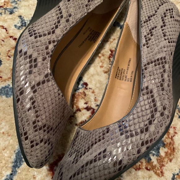 G.H  BASS Snakskin Gray Wedge Heels - Picture 3 of 6